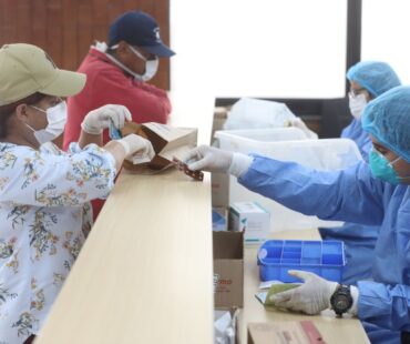 Los adultos mayores reciben sus medicamentos, a través del Programa PADOMI Delivery